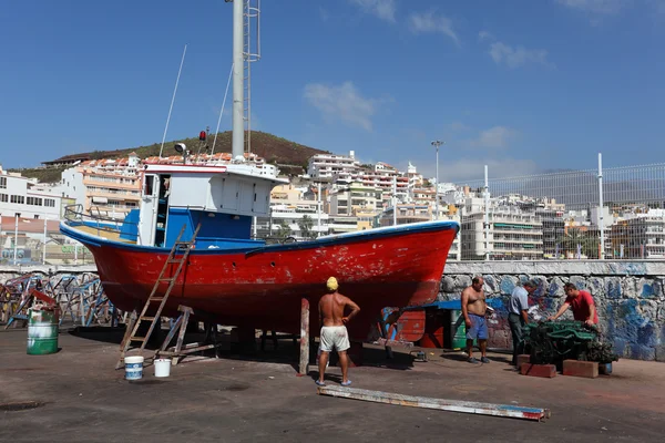 Barco de pesca na doca seca de Los Cristianos, Ilha Canária Tenerife — Fotografia de Stock