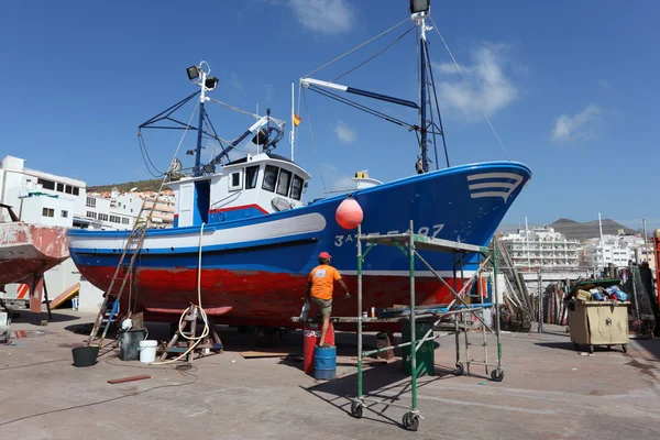 捕鱼船维修。特内里费洛斯克里斯蒂亚诺斯，金丝雀岛 — 图库照片