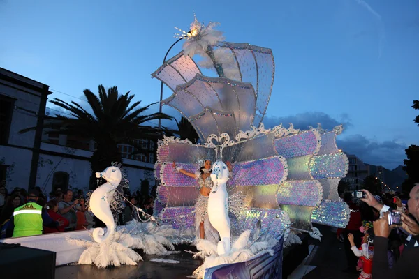 Carnaval de Santa Cruz de Tenerife 2011: Mulher mascarada — Fotografia de Stock