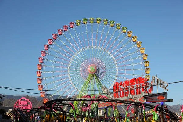 Riesenrad an einem sonnigen Tag. Weihnachtsmann auf Teneriffa — Stockfoto