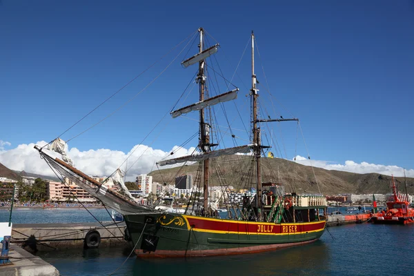 Zeilen schip jolly roger in de haven van los cristianos, tenerife — Stockfoto