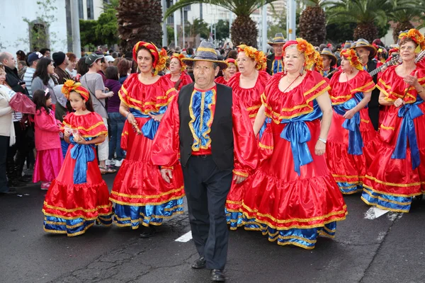 Carnaval de Santa Cruz de Tenerife 2011: vestindo trajes tradicionais — Fotografia de Stock