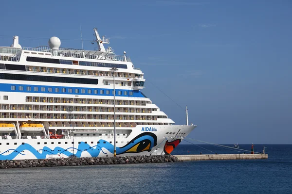 Круизное судно AIDAblu в гавани Пуэрто-дель-Росарио, Канарский остров Фуэртевентура — стоковое фото
