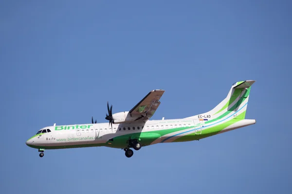Aproximaciones de aviones de Binter Airlines para aterrizar en el aeropuerto de Fuerteventura, Islas Canarias España — Foto de Stock