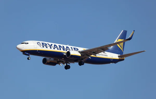 Προσεγγίσεις αεροσκαφών αεροπορικές εταιρείες Ryanair για προσγείωση στο αεροδρόμιο Φουερτεβεντούρα, Κανάριες Νήσοι Ισπανία — Φωτογραφία Αρχείου