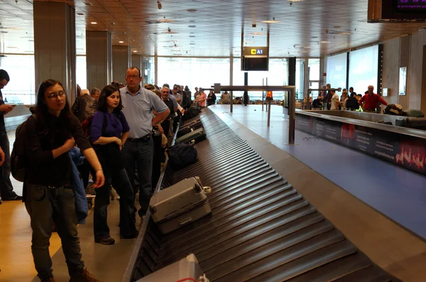 Претензії багажу в аеропорту Тенеріфе Іспанії — стокове фото
