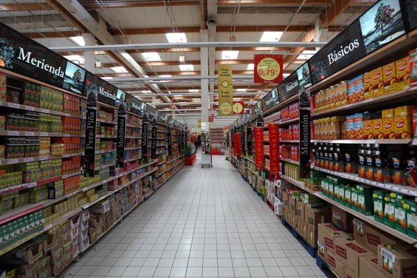 Dentro de um grande supermercado em Espanha — Fotografia de Stock
