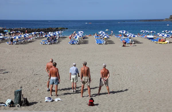 Férfiak, Petanque játszik a tengerparton. Playa de las Vistas, Los Cristianos, Tenerife — Stock Fotó