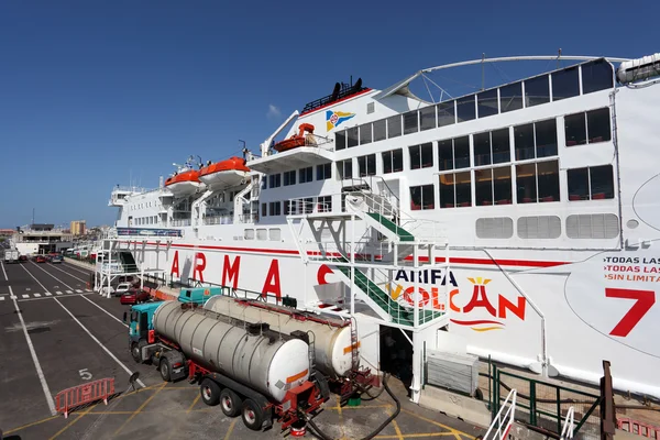 Trajekt armas loď v přístavu los cristianos, tenerife — Stock fotografie