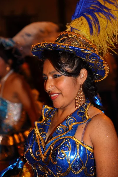 クルス ・ デ ・ テネリフェのカーニバル 2011年: 伝統的な衣装を着た若い女性 — ストック写真