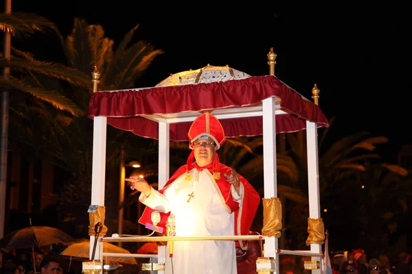 Карнавал в Санта-Крус-де-Тенерифе 2011: фальшивый Папа на карнавальном транспортном средстве — стоковое фото