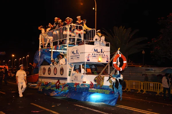 Santa Cruz de Tenerife Carnaval 2011 : Véhicule de carnaval avec danse — Photo