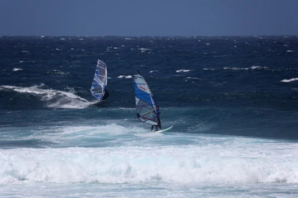Surfen auf den großen Wellen. Kanarische Insel fuerteventura — Stockfoto
