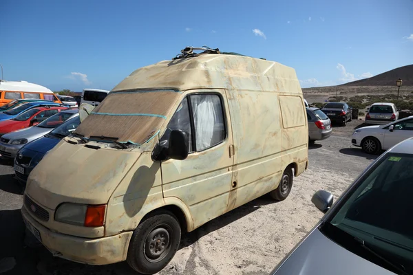 Surfer van w parkingu przy plaży el medano, Teneryfa — Zdjęcie stockowe