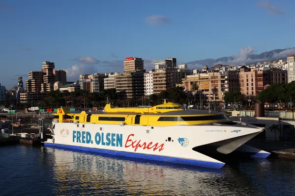 Hochgeschwindigkeits-Fährschiff fred.olsen express im Hafen von Santa Cruz de Teneriffa — Stockfoto