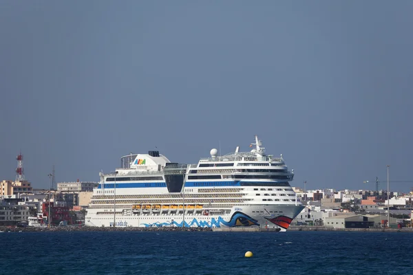 Cruise schip aidablu in de haven van puerto del rosario, Canarische eiland fuerteventura — Stockfoto
