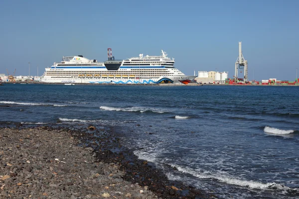 Cruise ship AIDAblu in the harbor of Puerto del Rosario, Canary Island Fuerteventura — Stock Photo, Image