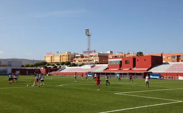 Děti hrají fotbal na stadionu puerto del rosario, Kanárské ostrov fuerteventura, Španělsko — Stock fotografie