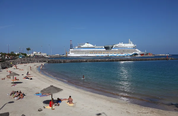 Круизное судно AIDAblu в гавани Пуэрто-дель-Росарио, Канарский остров Фуэртевентура, Испания — стоковое фото