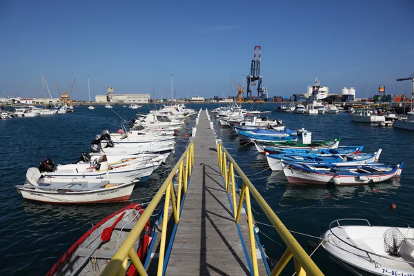 Rybářské lodě v puerto del rosario, Kanárské ostrov fuerteventura, Španělsko — Stock fotografie