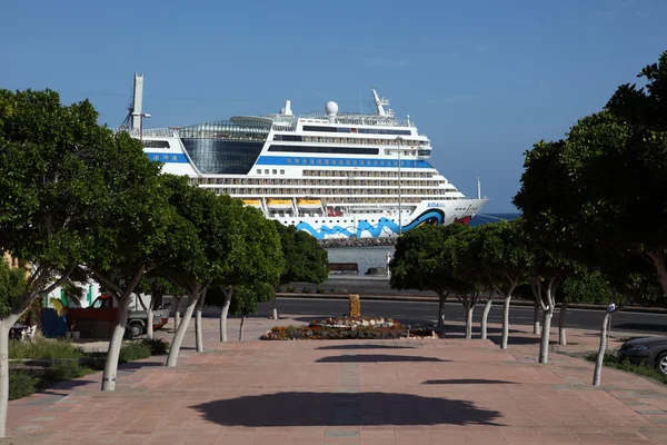 Cruise schip aidablu in de haven van puerto del rosario, Canarische eiland fuerteventura, Spanje — Stockfoto