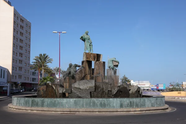 Standbeeld aan de rotonde in puerto del rosario, Canarische eiland fuerteventura — Stockfoto