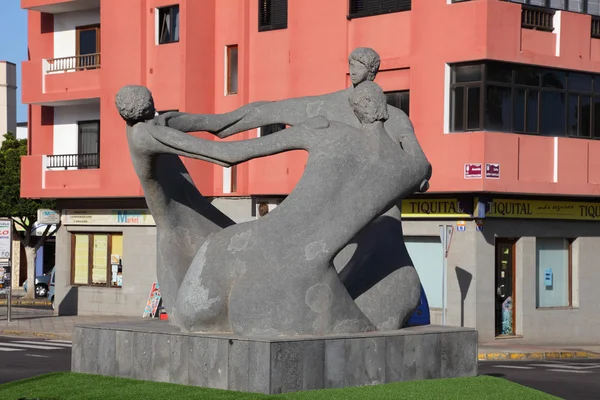 Статуя на кільцевої у Пуерто-дель-Росаріо, Канарські острова Фуертевентура, Іспанія — стокове фото