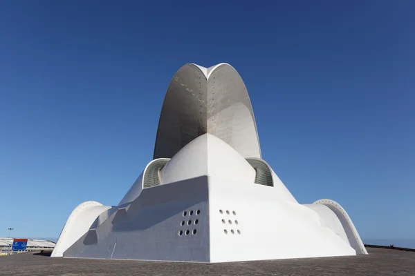 Auditório de Tenerife - edifício futurista desenhado por Santiago Calatrava Valls. Santa Cruz de Tenerife, Espanha — Fotografia de Stock