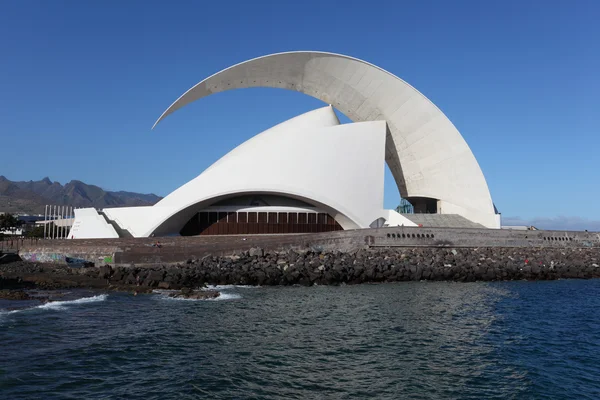 Auditorio de Tenerife சியாண்டிகோ Calatrava வால்ஸ் வடிவமைத்த எதிர்கால கட்டிடம். சாண்டா குரூஸ் டி டெனெரிஃப், ஸ்பெயின் — ஸ்டாக் புகைப்படம்