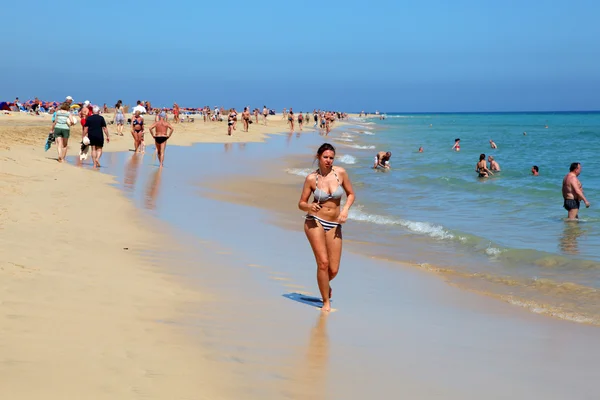 Chůze po pláži. Kanárské ostrova fuerteventura, Španělsko — Stock fotografie
