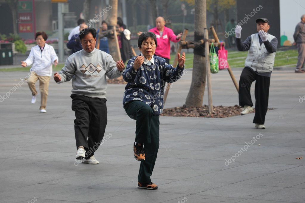 Chinese Practicing Tai Chi Chuan In The Morning Shanghai China Stock Editorial Photo 