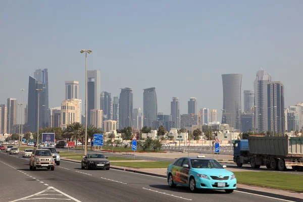 Rua no distrito de Doha, Al Dafna, Qatar — Fotografia de Stock