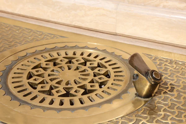 Vattenkran vid qatar staten stora moskén i doha — Stockfoto
