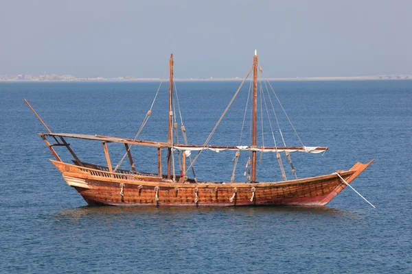 传统阿拉伯三角帆船在多哈，卡塔尔 — 图库照片