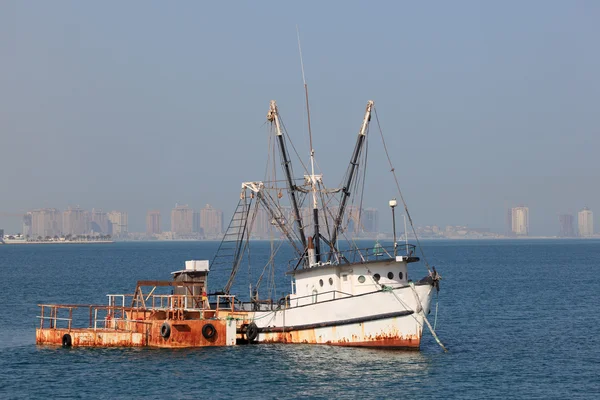 Старый рыболовный траулер в Дохе, Катар — стоковое фото