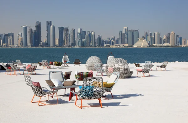 Café stoelen met uitzicht over centrum skyline van doha, qatar, Midden-Oosten — Stockfoto