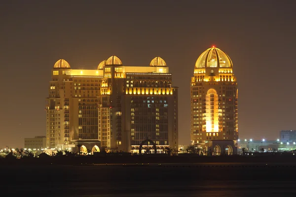 Budovy v Dauhá svítí v noci, Katar — Stock fotografie