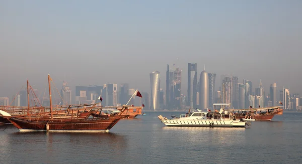 Doha, カタールの伝統的なアラビアのダウ船 — ストック写真