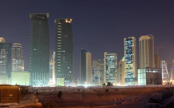 Budowy w doha Śródmieście w nocy, Katar — Zdjęcie stockowe