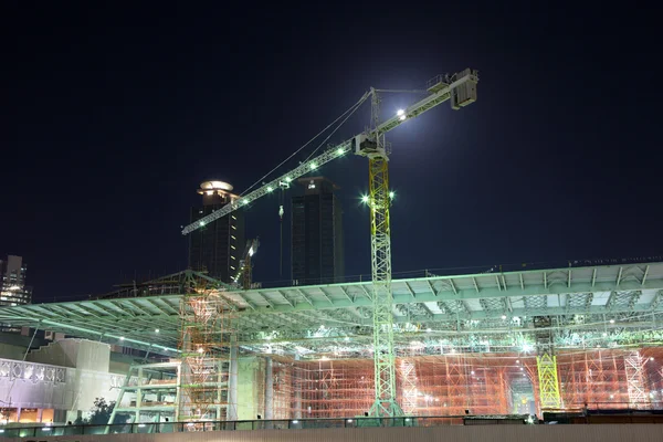 Sitio de construcción en Doha por la noche, Qatar — Foto de Stock