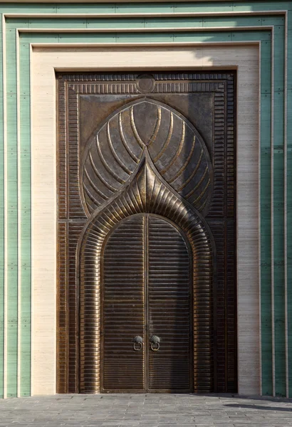 Drzwi w kulturowej wiosce Katara. Doha, Katar — Zdjęcie stockowe