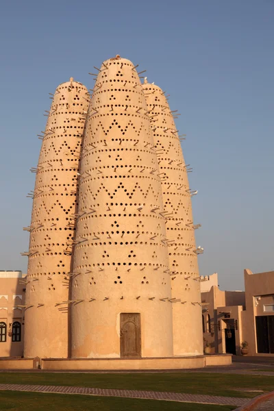 Duif torens in katara cultureel dorp, doha, qatar — Stockfoto