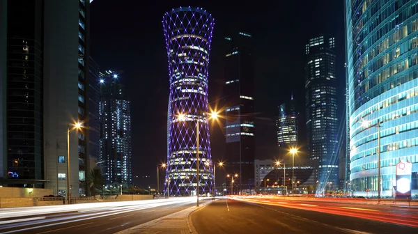 Голубая подсветка башни QIPCO в Дохе, Катар — стоковое фото