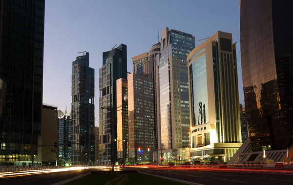 Doha centrum in de schemering, qatar — Stockfoto
