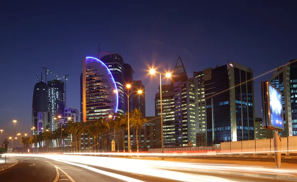 Οδός στη Ντόχα στο κέντρο της πόλης τη νύχτα, Κατάρ — Φωτογραφία Αρχείου