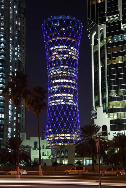Modré osvětlené qipco věž v Dauhá, Katar — Stock fotografie