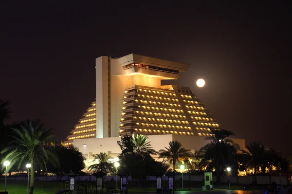 Sheraton hotel svítí v noci, Dauhá Katar — Stock fotografie