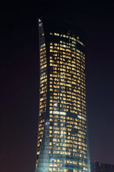 Der in der Nacht beleuchtete Navigationsturm in der Innenstadt von Doha, Katar — Stockfoto
