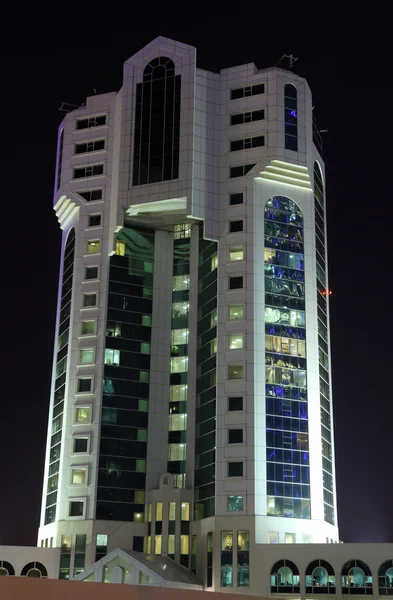 Σύγχρονο κτίριο γραφείων στο Ντόχα φωτίζεται τη νύχτα, Κατάρ — Stock fotografie