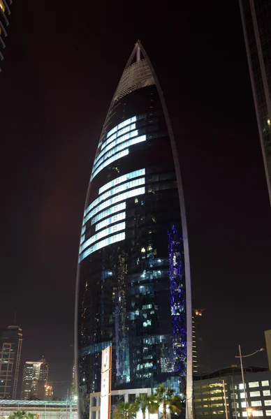 Башня Вокод освещена ночью, Доха Катар — стоковое фото